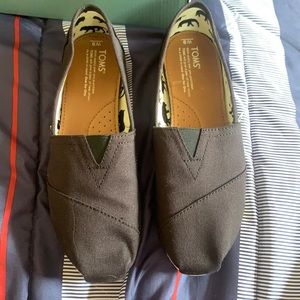 BRAND NEW. Black TOMs